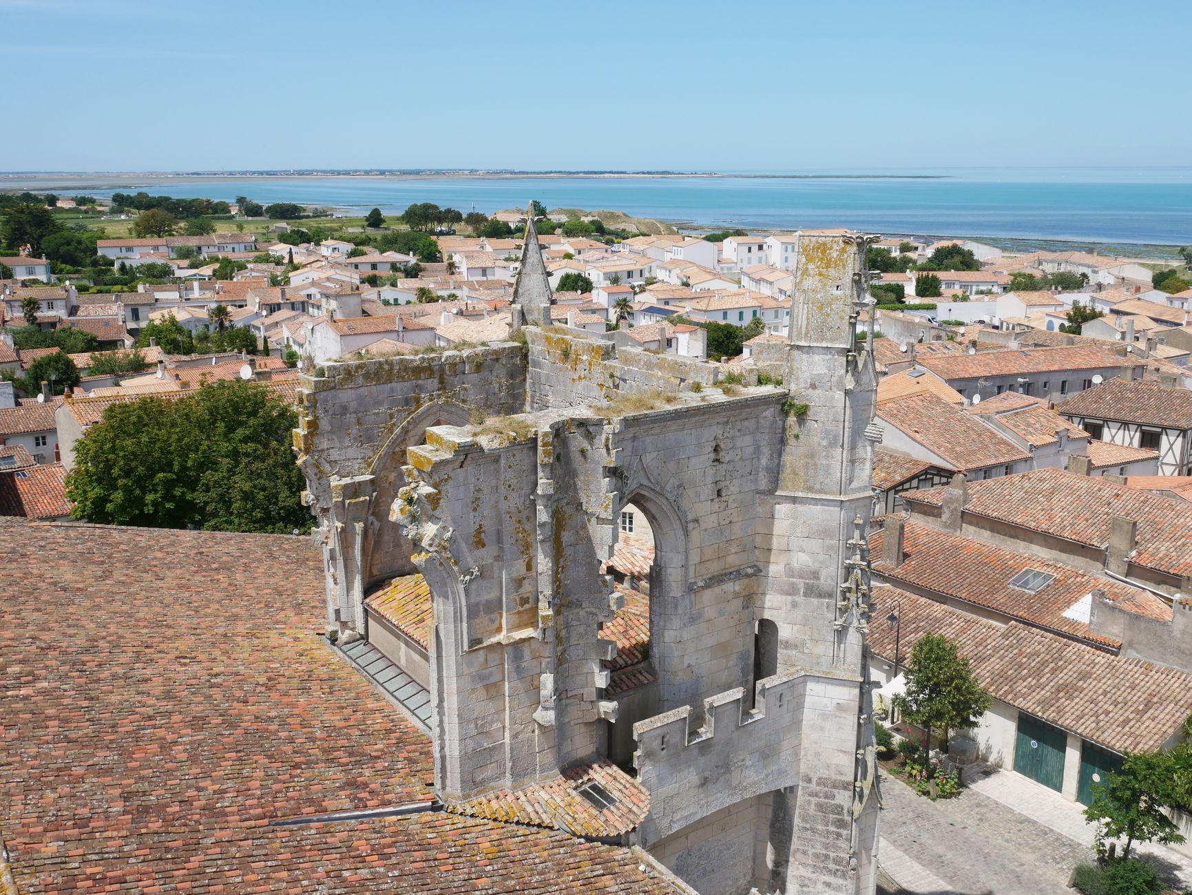 Bâchage de toiture équipe à Toulon